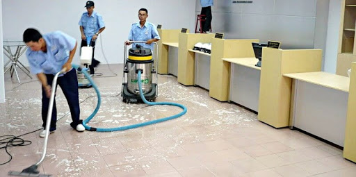 Vệ sinh nền nhà sạch sẽ trước khi trải thảm